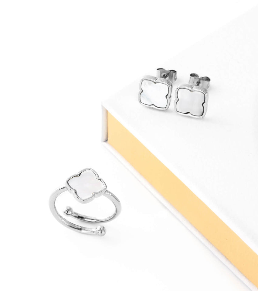 Pearl Clover Stud Earrings (Silver)