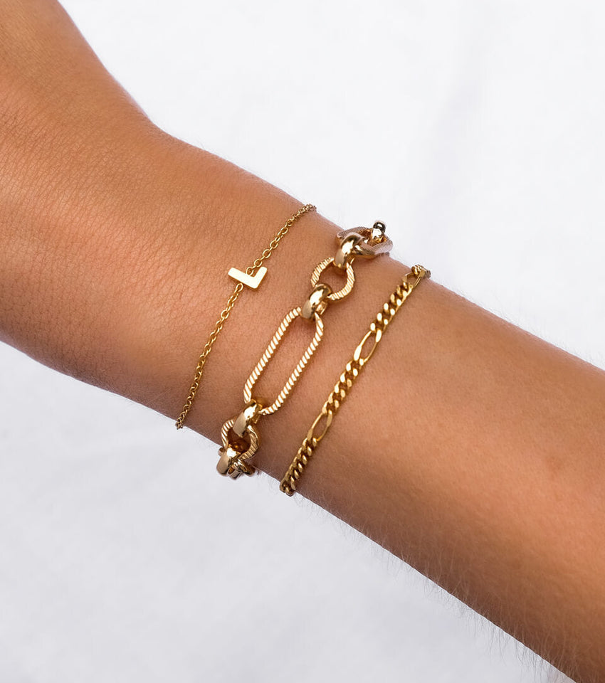 Buy 14k Gold Italian Figaro Chain Bracelet / Sleek Minimalist Bracelet for  Her / Link Chain Gold Bracelet Women / 2.5mm Figaro Layering Bracelet  Online in India - Etsy